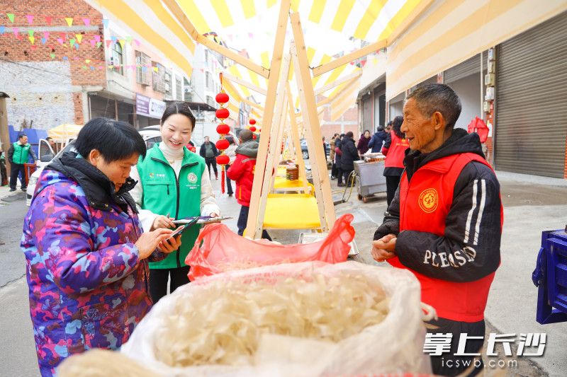 年货节吸引众多群众参与。