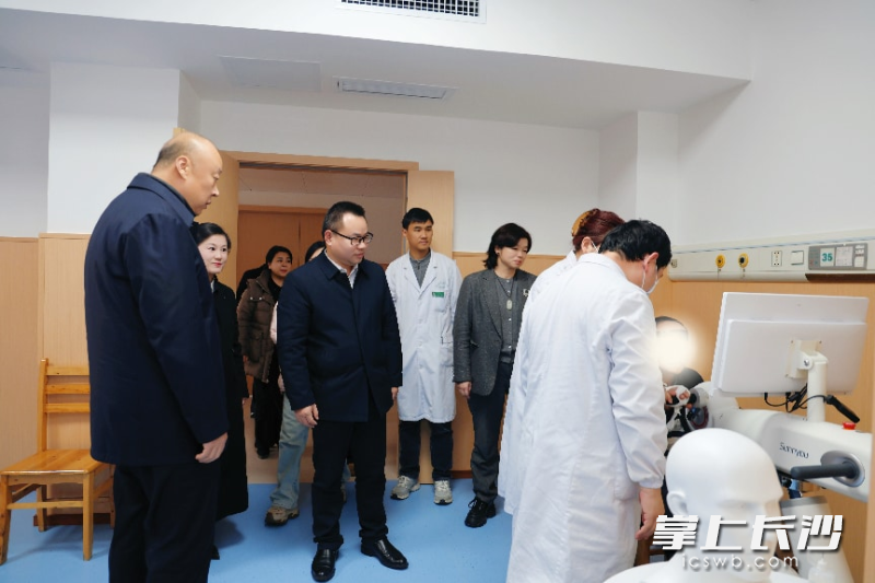 相关参会者就智能科技赋能中医康复进行了实地考察。