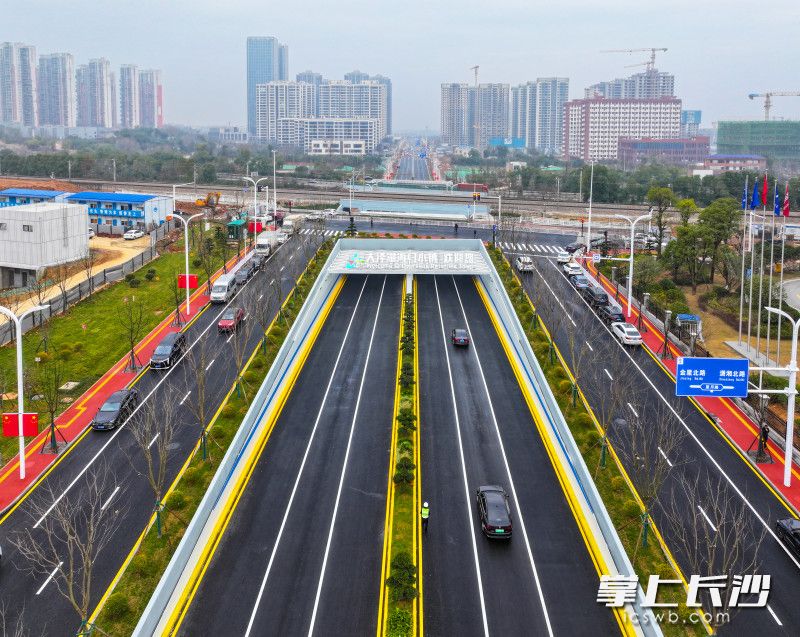 银杉路通车现场。长沙晚报全媒体记者 邹麟 摄