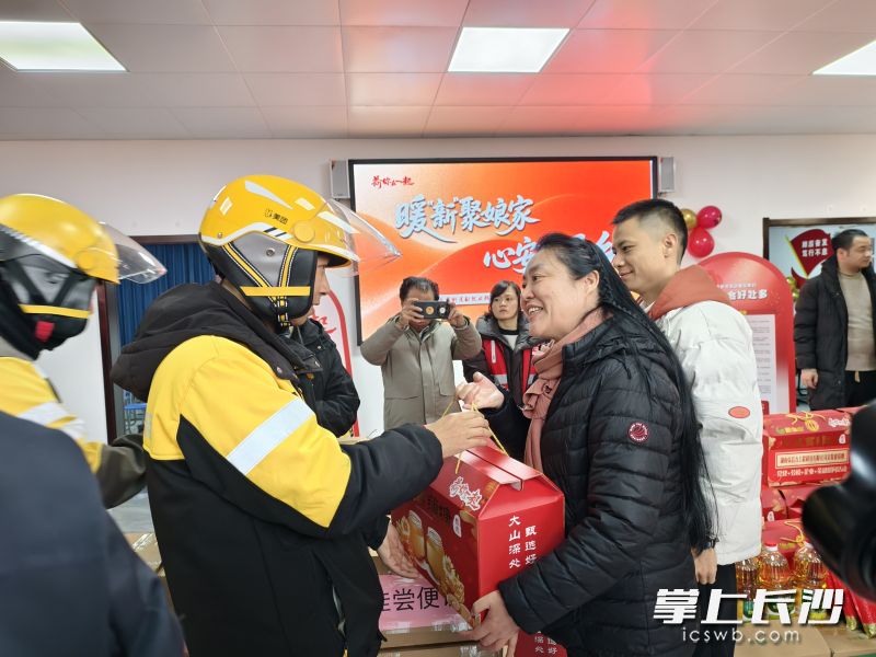 骑手们接过印着“荷你在一起”的暖心礼包。