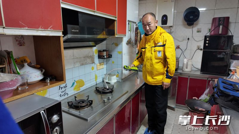 长沙新奥燃气河西分公司蓝焰服务队队长柳琦在市民家进行燃气安全检测。长沙晚报全媒体记者 周辉霞 摄