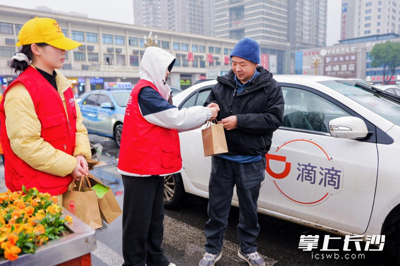 长沙民政职业志愿者为新就业群体送去冬日关爱。 均为长沙晚报通讯员廖海澄摄