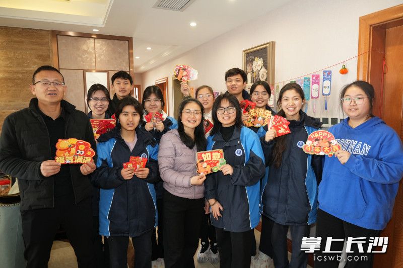 收到小年红包和祝福，大家都很开心。