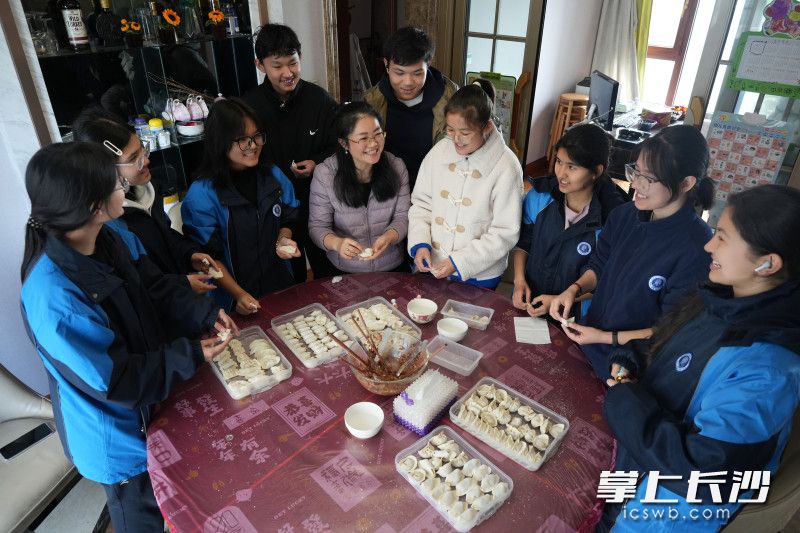 大家一起动手包饺子，饺子馅也是特意准备的羊肉馅。