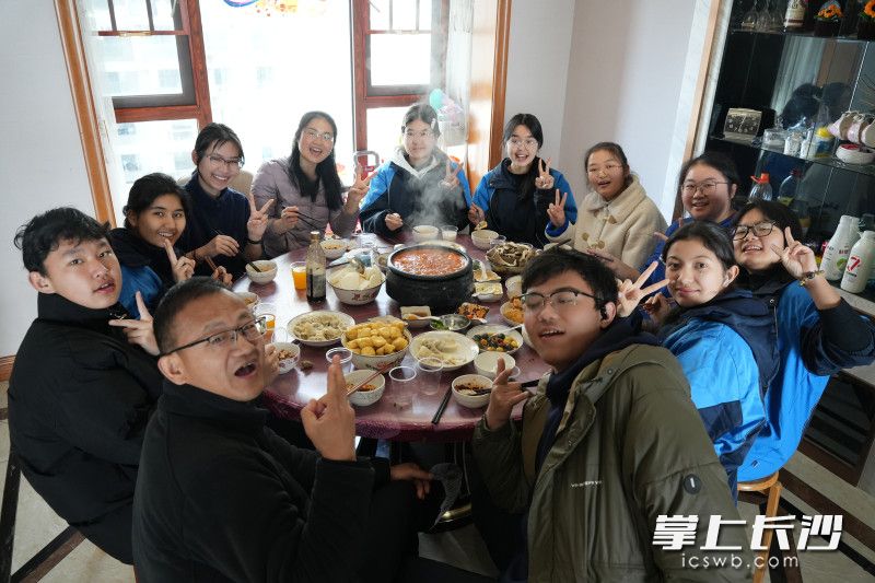 湘疆师生一同品尝热腾腾的小年团年饭。
