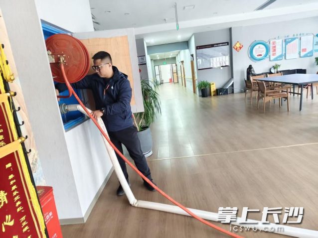 工作人员正在检查消防设施。