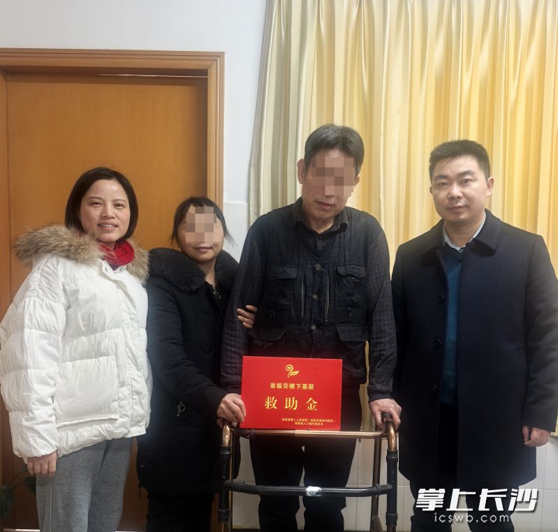 王大伯（右2）与刘坤劳模创新工作室工作人员合影。通讯员供图