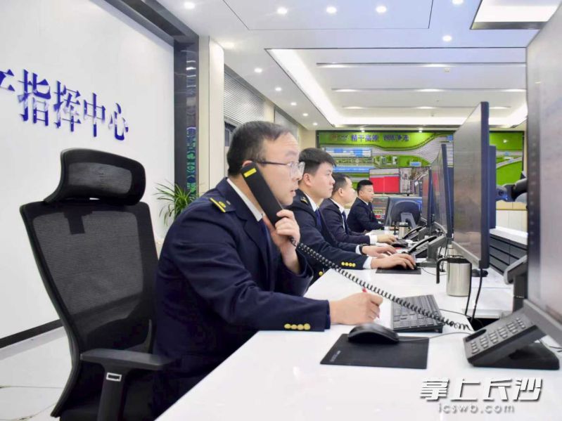 深夜，国铁广州局长沙车辆段长沙动车运用所内灯火通明，“指尖指挥官”正在抓紧调度。 均为长沙晚报全媒体记者吴鑫矾，通讯员朱鹏翔、黄俊人摄