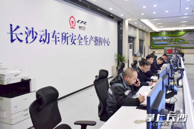 春运期间，每个深夜都有超百组动车组在此“休整”，日均完成48组动车组的检修任务。