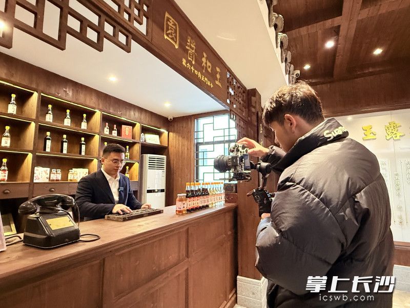 老字号品牌借助短视频平台得以推广。 老字号品牌借助短视频平台得以推广。