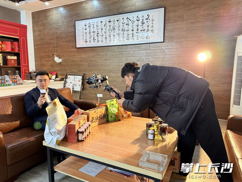 街道干部变身本土优质产品“推介官”。 街道干部变身本土优质产品“推介官”。