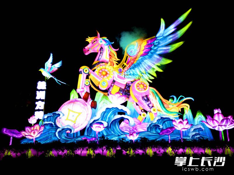 花灯瑞马腾祥。