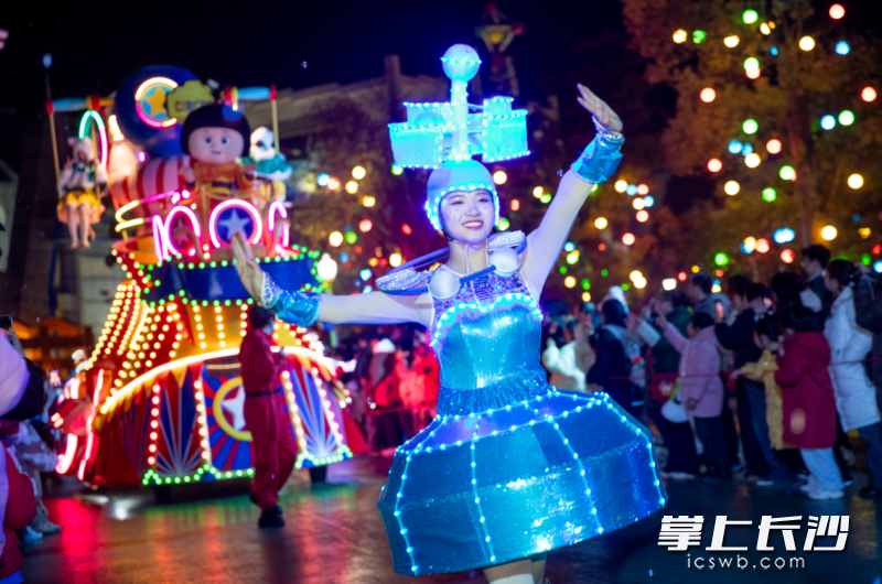 13日晚，株洲方特旅游区双园欢乐闹新春活动同时启动。均为长沙晚报全媒体记者贺文兵摄