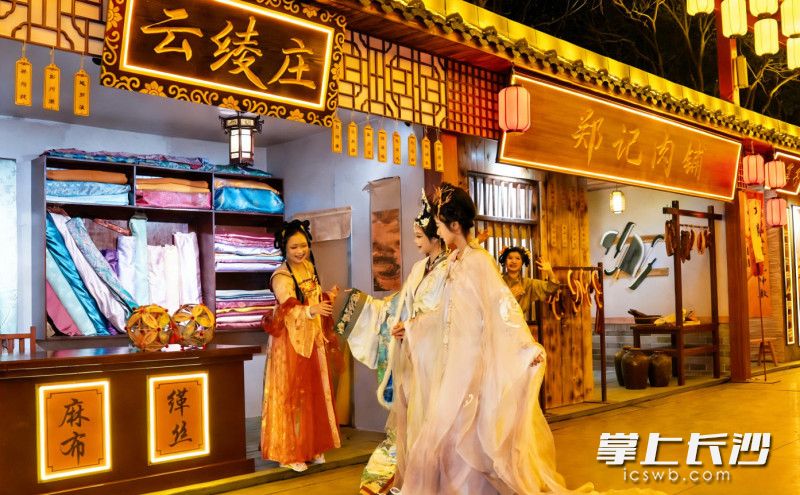 仿宋古街复刻千年市井繁华。