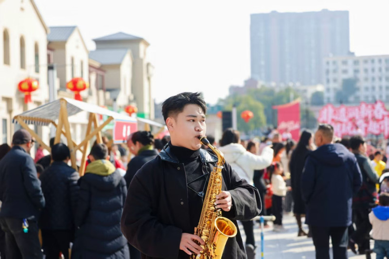 从德国游学归来的宁乡籍青年吹起婉转的萨克斯。