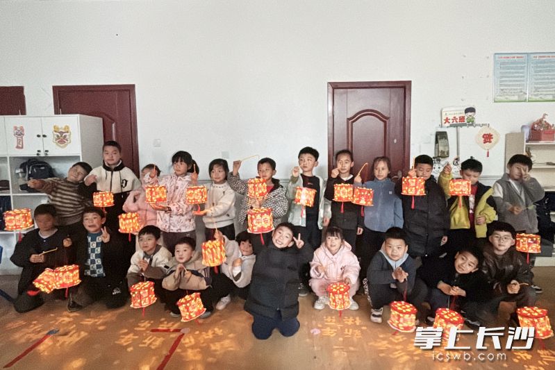 孩子们开心合影。 孩子们开心合影。