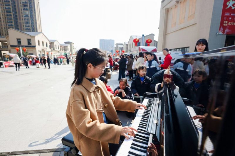 钢琴遇上市井的热闹。