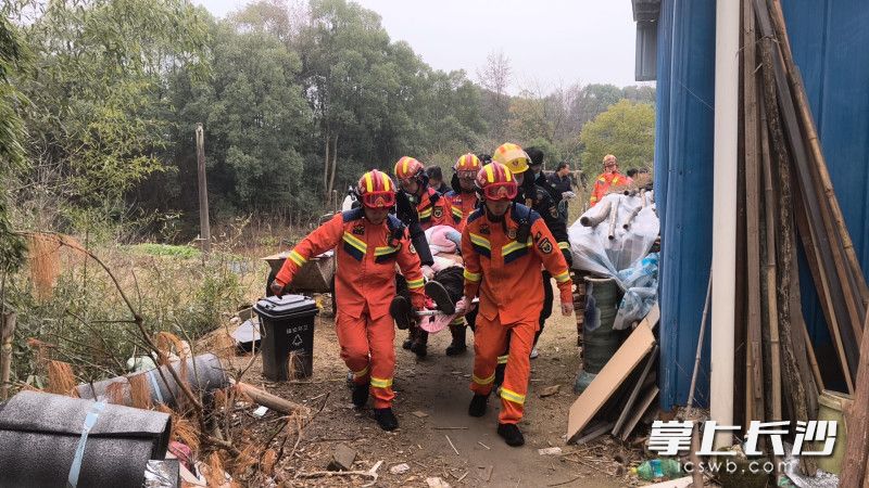 消防员紧急营救送医。