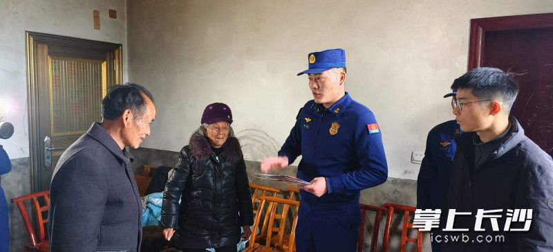 消防员上门送上“平安礼”。 长沙晚报全媒体记者 周小华 摄