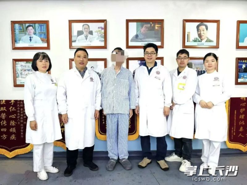 出院时,患者与医护人员合影。 出院时,患者与医护人员合影。