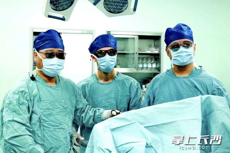 湖南省人民医院肝胆胰微创外科尹新民、朱斯维教授团队为患者进行手术。 均为长沙晚报通讯员赵敏、刘祉希供图 湖南省人民医院肝胆胰微创外科尹新民、朱斯维教授团队为患者进行手术。 均为长沙晚报通讯员赵敏、刘祉希供图