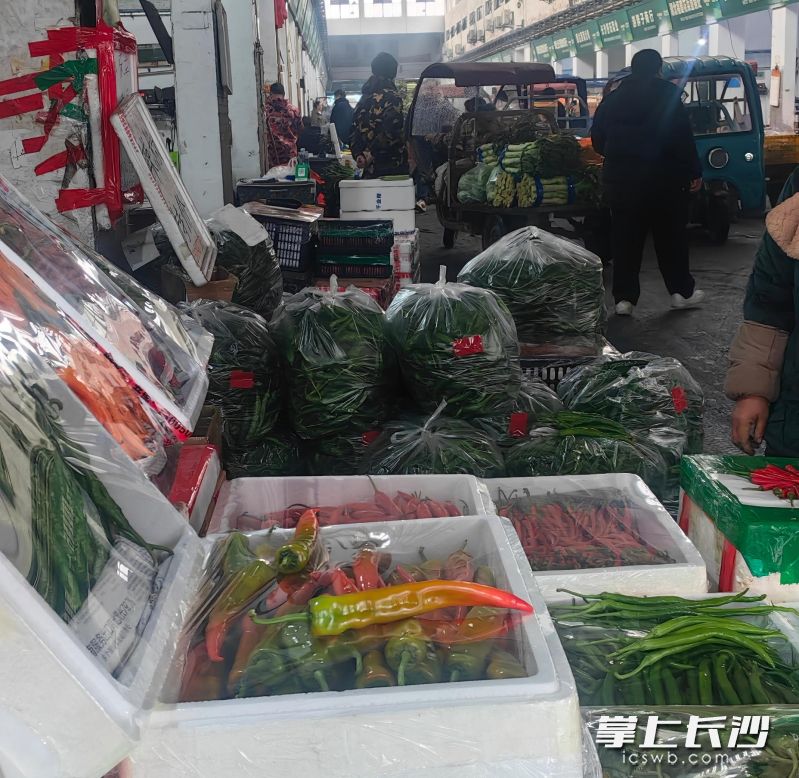 市场内，萝卜、白菜、莴笋、菜薹、辣椒、土豆等常规商品菜品种齐全。 均为通讯员供图