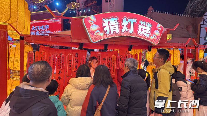 市民游客踊跃参与猜灯谜。