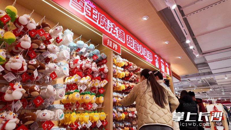 二楼的IP周边区，也有不少年轻人驻足。