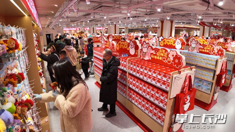 二楼打造“雪王魔法铺”式零售生态，涵盖IP周边、零食、文创产品等全品类布局。