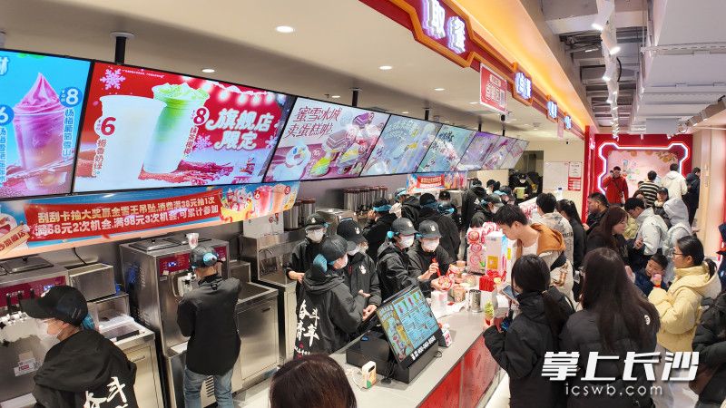 长沙首家蜜雪冰城旗舰店亮相。 均为长沙晚报全媒体记者曾灵摄
