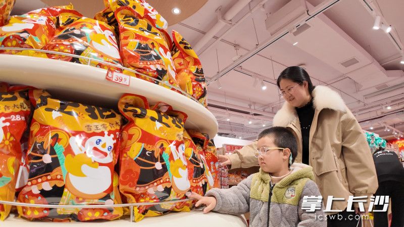 市民正在选购商品。