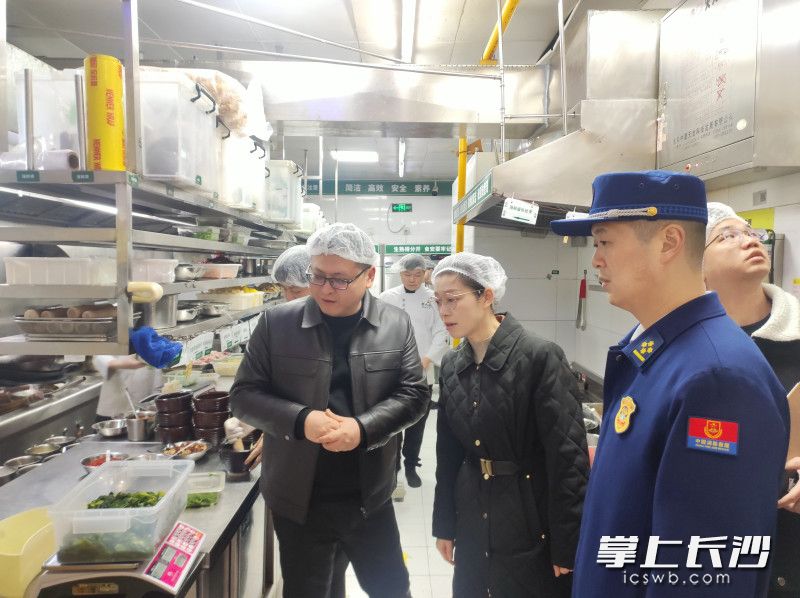 图为检查组正在检查。 长沙晚报通讯员 王磊 摄 图为检查组正在检查。 长沙晚报通讯员 王磊 摄