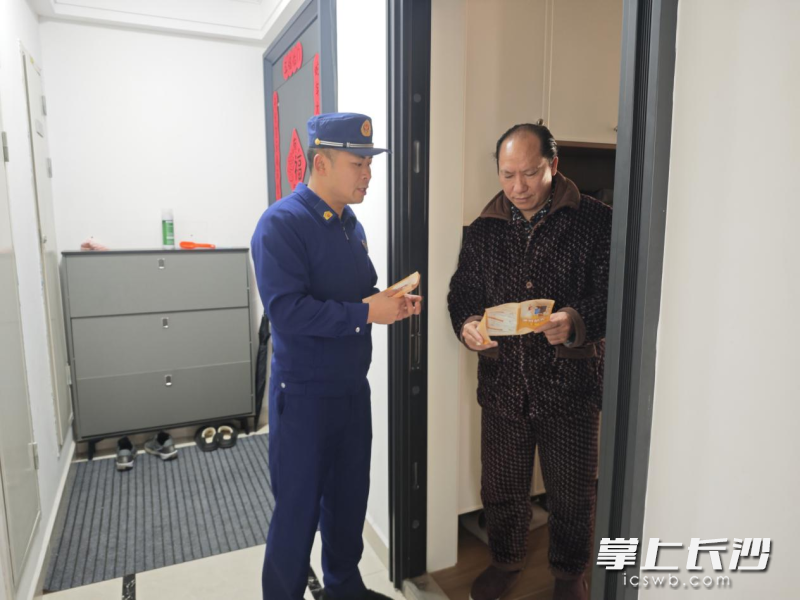 图为消防员正在上门开展消防宣传。 长沙晚报通讯员 毛宏东 摄