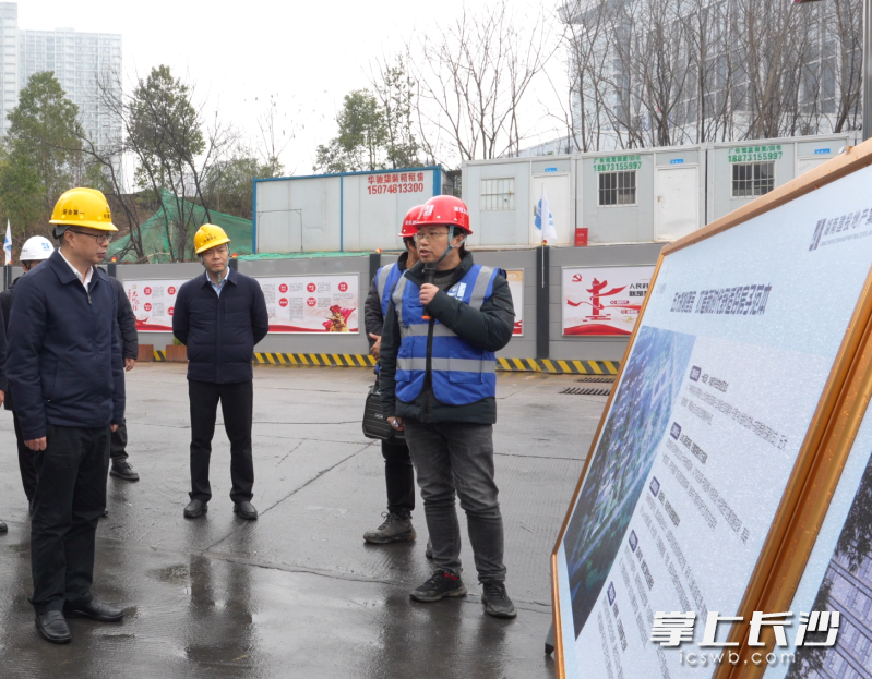 检查组在建投领樾府项目现场了解春节前安全生产相关情况。  均为长沙晚报全媒体记者刘嘉摄