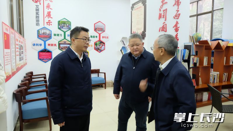 检查组在建工新城小区检查高层建筑消防安全管理及“骑手友好小区”建设推进情况。