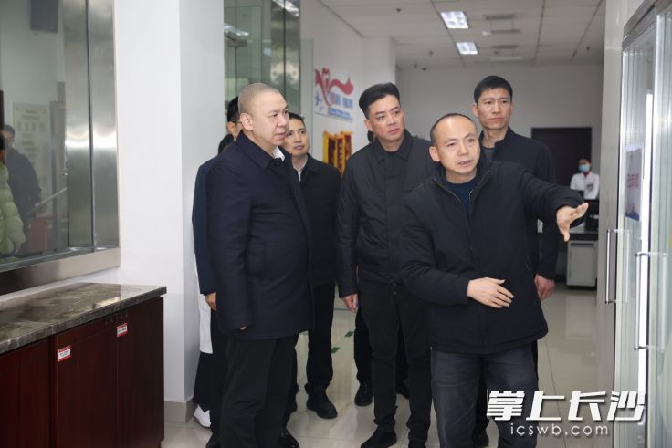 刘新良在长沙市血液中心检查安全生产情况。 均为长沙晚报全媒体记者盛磊摄