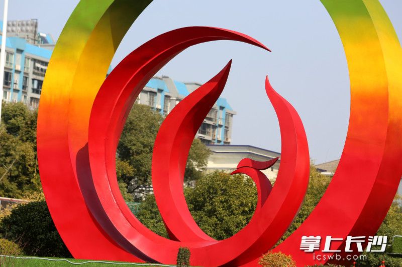 “凤凰展翅”造型灵动，象征吉祥奋进与城市活力。