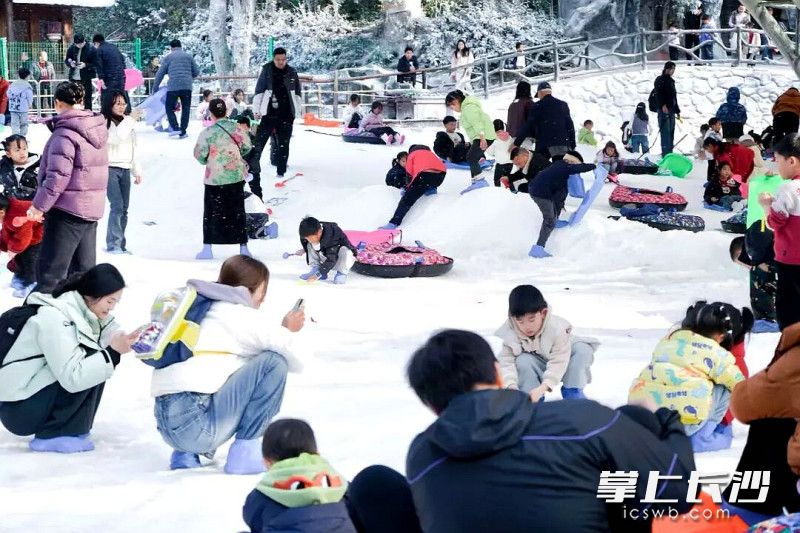 景区打造的“童话雪乡”将持续到元宵节。