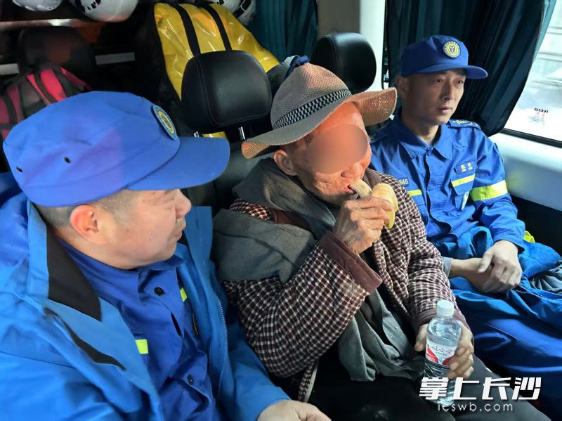 老人被成功找回。 长沙晚报通讯员 桂生 供图