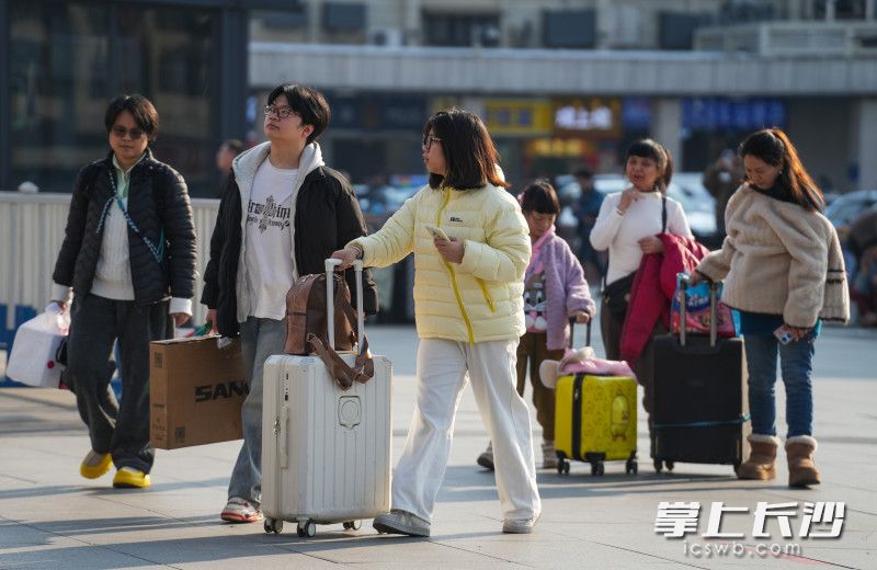 火车站广场，旅客们脚步匆匆赶往回家的路。