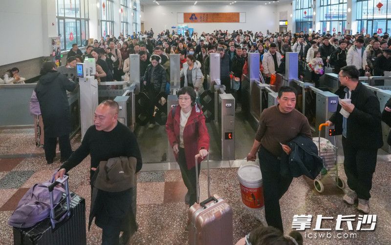 14日下午，长沙火车站，旅客们提着大包小包，步履匆匆，向着家的方向奔赴。 均为长沙晚报全媒体记者邹麟摄