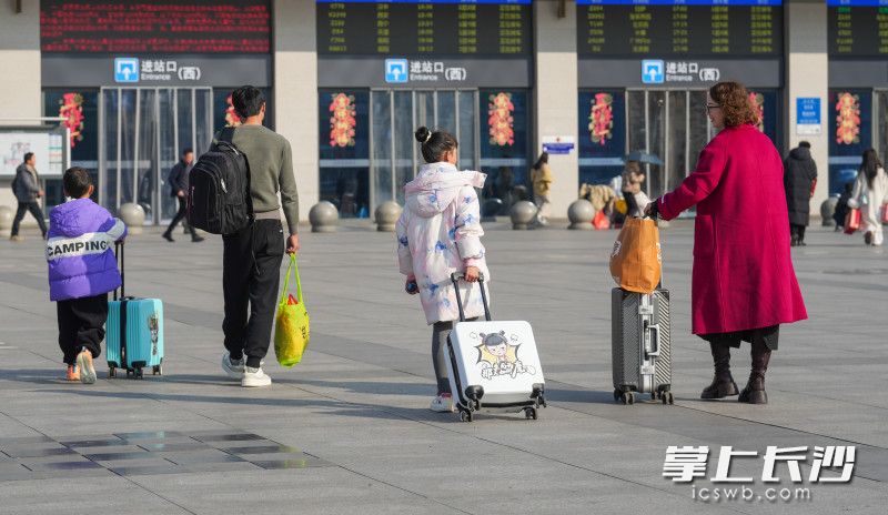 长沙火车站广场赶往回家路上的背影。