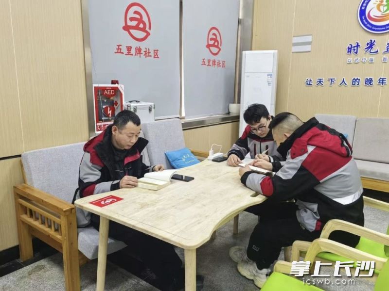 芙蓉区五里牌社区通过建设博爱驿站、小哥爱心角、阳光心理驿站等阵地,常态化提供应急救护、休息补给、心理疏导等贴心服务,把人道关怀送到群众身边。 长沙晚报通讯员 王欣妍 崔璟 供图 芙蓉区五里牌社区通过建设博爱驿站、小哥爱心角、阳光心理驿站等阵地,常态化提供应急救护、休息补给、心理疏导等贴心服务,把人道关怀送到群众身边。 长沙晚报通讯员 王欣妍 崔璟 供图