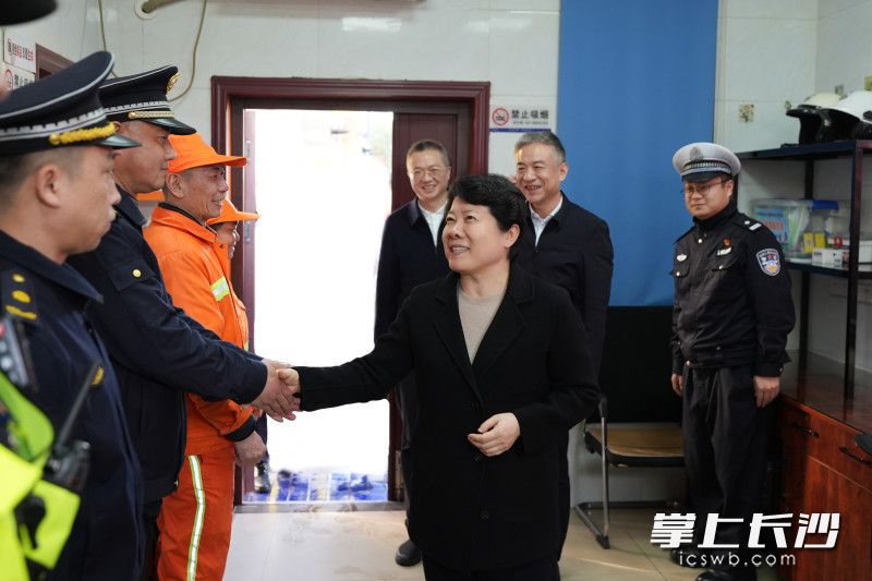 春节将至，省委常委、市委书记吴桂英督导检查安全生产、城市运行保障、节日市场供应等工作，并看望慰问一线工作人员。