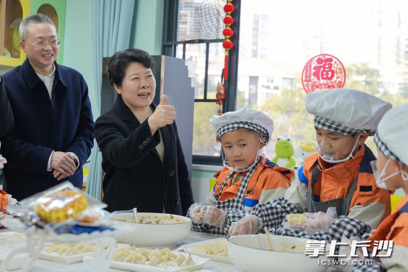 在长沙市儿童福利院，吴桂英与孩子们互动交流。