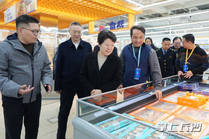 沃尔玛雨花亭店督导检查现场。