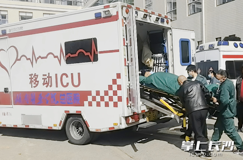 患者被紧急转运至中南大学湘雅医院心脏大血管外科，实施针对性急救治疗。 均为长沙晚报通讯员曹璇绚摄