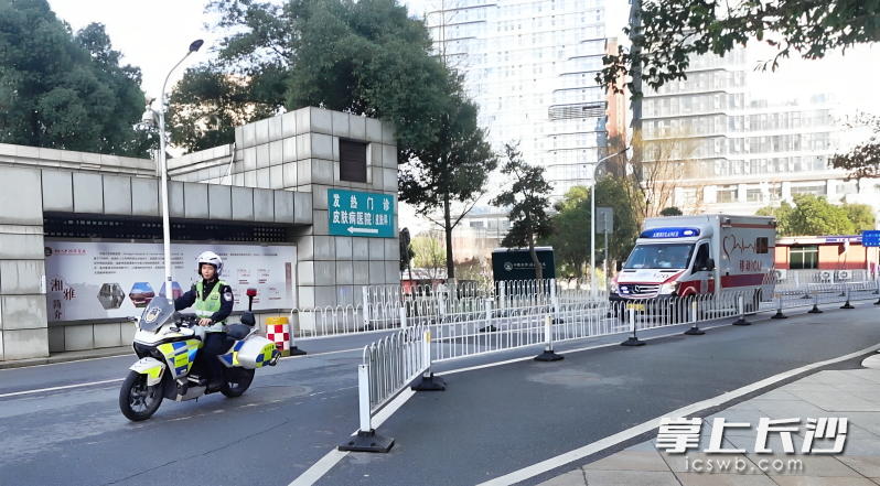 警力接力护航，为救护车开辟“专属生命通道”。