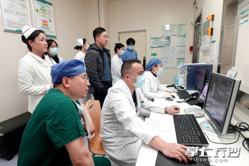 湘雅医院通过建立信息实时互通、资源高效调配、行动协同一致的救援模式，多次成功完成跨区域危重患者转运救治任务。