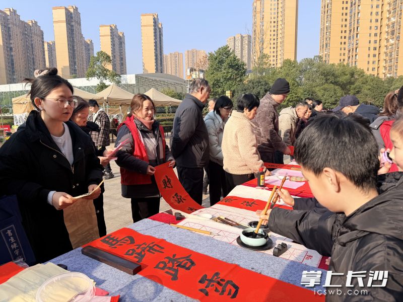 各物业小区开展新春送福、送对联活动,笔墨间满是对新年的期许。 各物业小区开展新春送福、送对联活动,笔墨间满是对新年的期许。